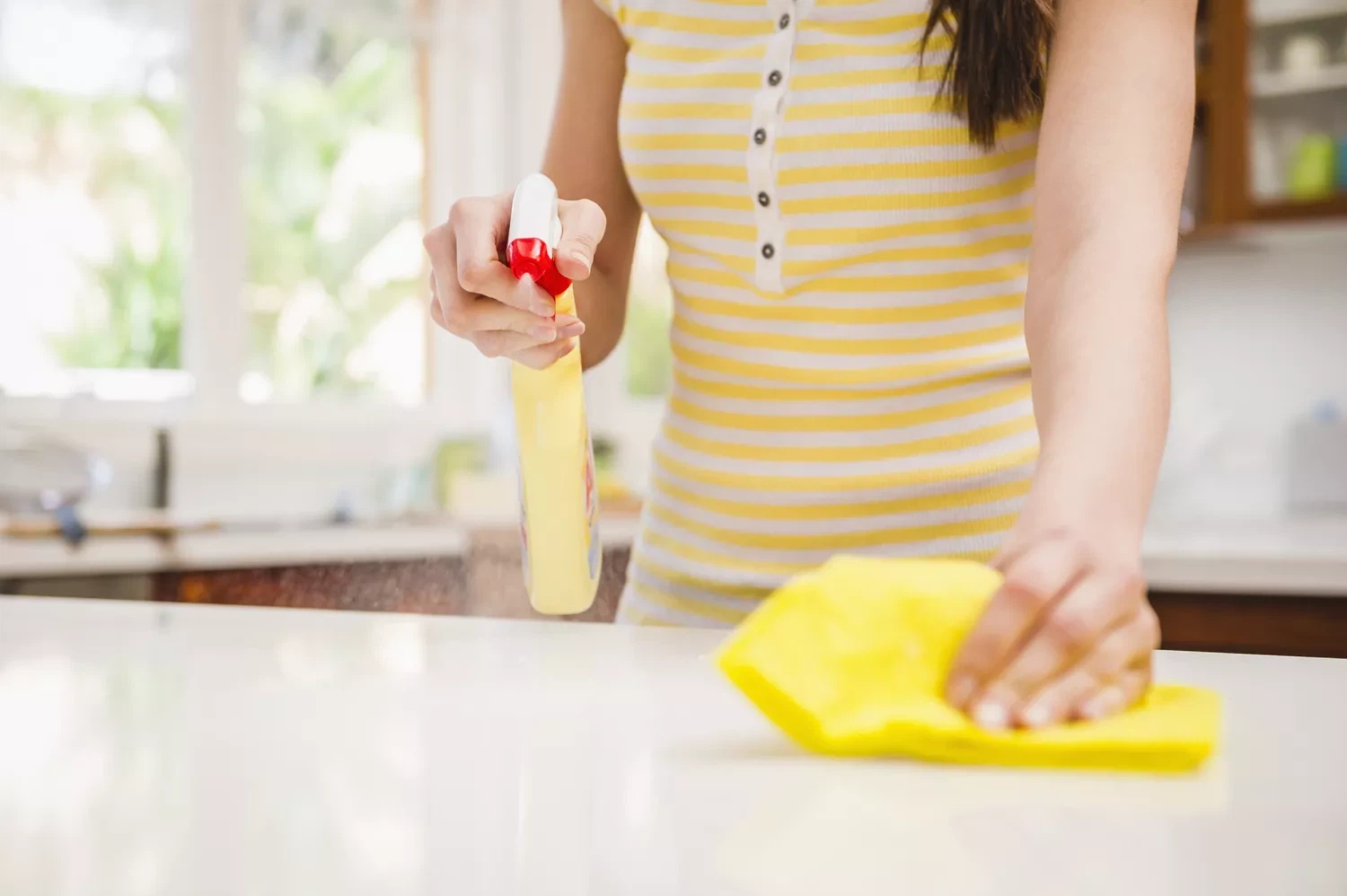 Bagaimana menggunakan pakaian Microfiber untuk membersihkan dapur?